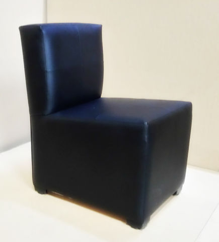 Sillón en vinipiel con respaldo curvo
