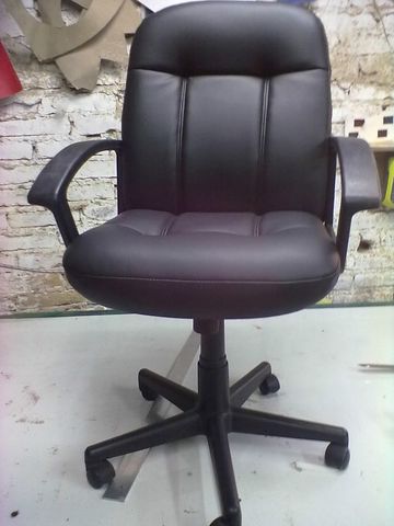 Silla ejecutiva tapizada en vinipiel color negro