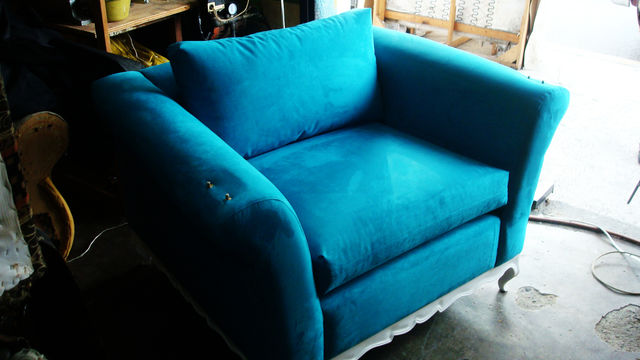 Sillón individual con zoclo barnizado n color blanco