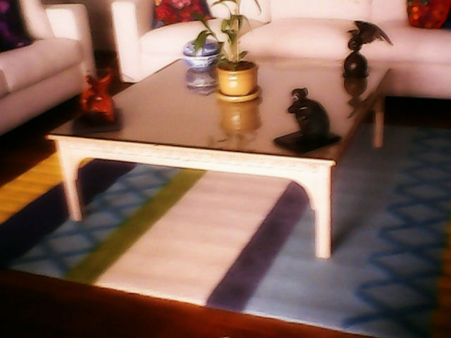 Mesa de madera con barnizado en color blanco y cubierta de vidrio
