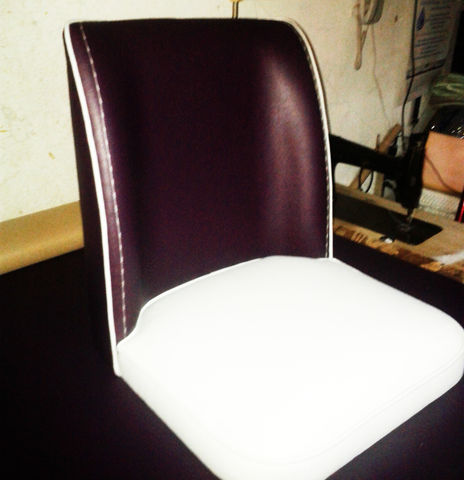 Respaldo de silla tapizado en vinil con asiento en tela